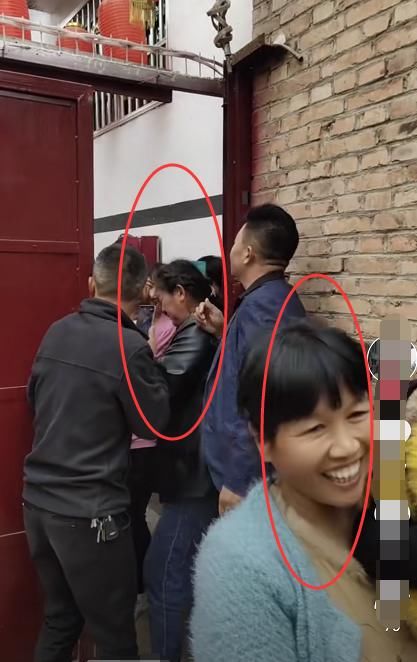 大衣哥朱之文儿子结婚，老家被围水泄不通，儿子敬酒略显不懂礼数
