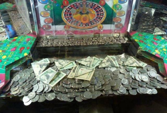 为什么游戏厅的推币机,投多少币都掉不下来?看