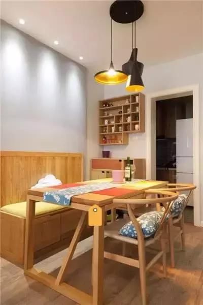 低预算小户型餐厅翻新｜花5000块，魔都老房挤出温馨用餐区