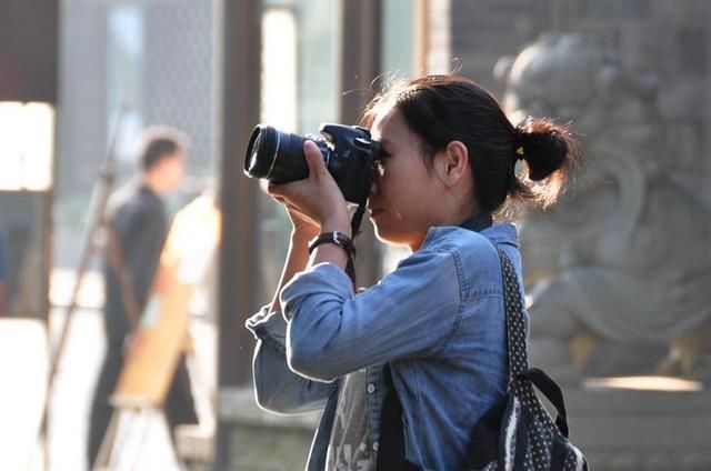 奇怪!景区里国人都用单反，而外国游客却用卡片机