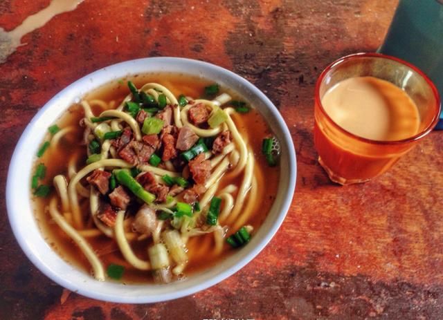 这里的人们不注重妆容穿的衣服也大都很脏,却