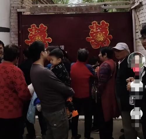大衣哥朱之文儿子结婚，老家被围水泄不通，儿子敬酒略显不懂礼数