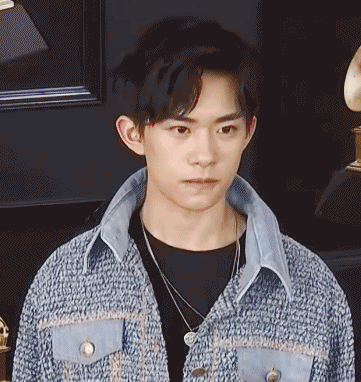 郎朗 蓝色双排扣西装绅士,手插兜耍帅,玩隔空弹钢琴变表情包.