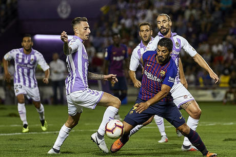 高清图:梅西施展穿花蝴蝶步 皮克争顶怒骑对手