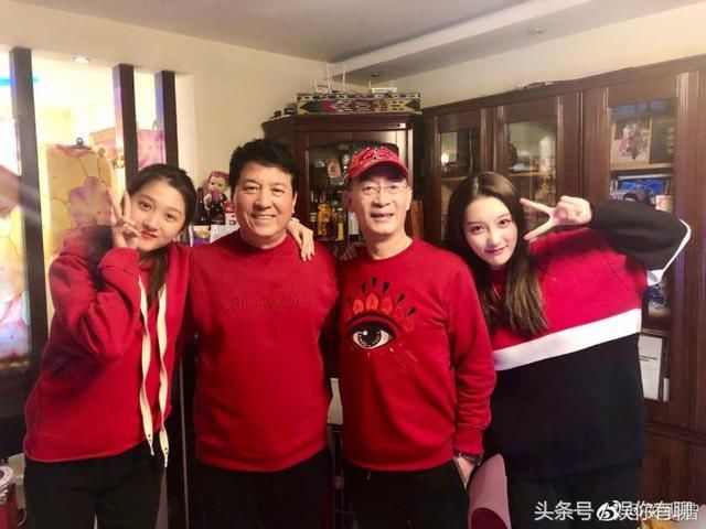 鹿晗关晓彤大年初二甜蜜出游,两人一路嘻嘻哈