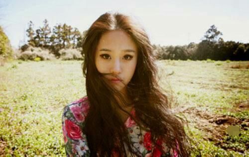 去女友家定亲,吃饭时小姨子老踢我脚,她告诉我