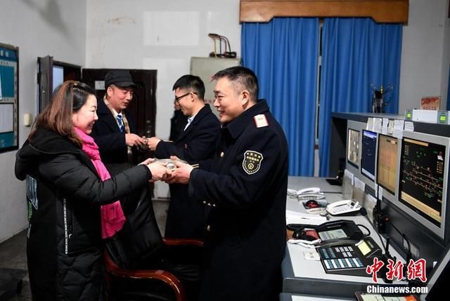 成昆铁路小车站上的团年饭