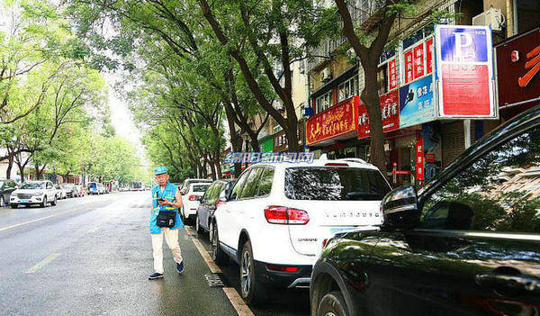 绵阳停车差别化收费首日,收费区域明码标价、