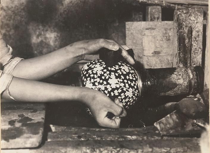 老照片:旧社会制作景泰蓝的工匠,现在基本看不