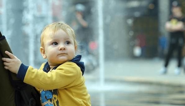 附近的人打招呼