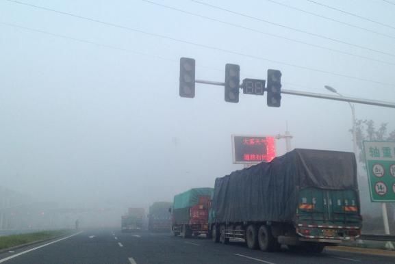 高速遭遇大雾天气怎么办？这些安全事项一定不能忘！