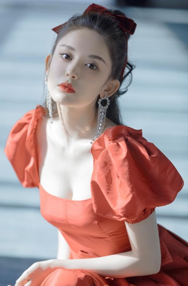 靠美貌火到现在，新综艺上造型惊艳，娜扎教你如何完美穿搭