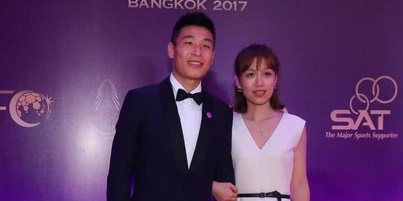 他是中超最强球员武磊, 妻子生娃后仍身材傲人