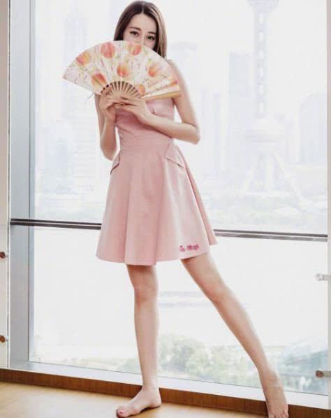 杨幂的脚纤纤玉足看着就想摸一把!关晓彤的脚