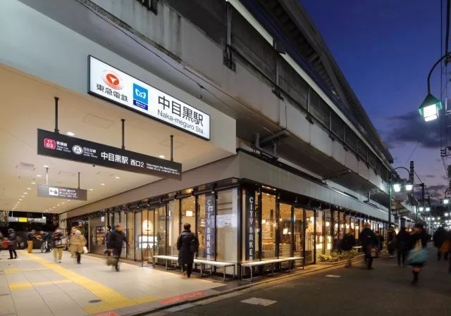 一个高架下空间改造成商业街区的重生案例。