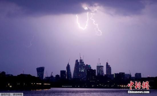 英雷雨天气24小时遭6.4万次雷击 机场燃料库被击中