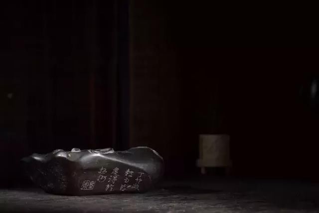 秋韵瀚华 集物流芳 古玩杂件精赏--伊秉绶铭荷