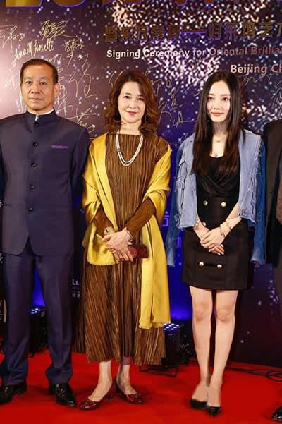 李小璐和妈妈同框 一个优雅风韵 一个清纯水灵