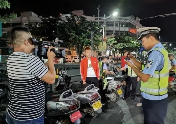 交警查处违法机动车