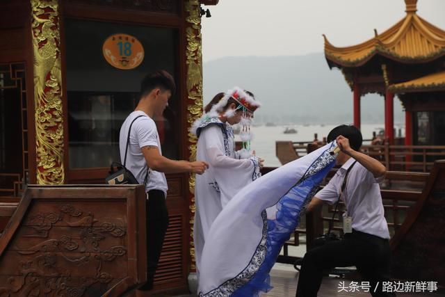 情侣游西湖扮乾隆和香妃，游客笑称“最霸气婚纱照”