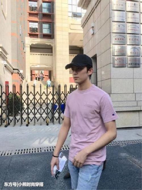 吴磊自信走出考场,紫色T恤却也挡不住好身材!