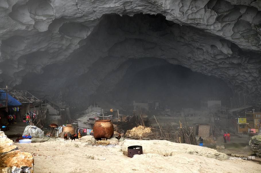 贵州大山深处有一座山洞，洞内住有人家，养鸡养牛与世无争