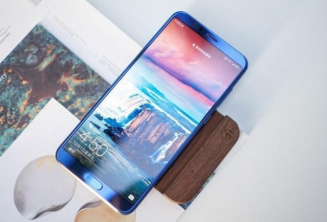 前置1300万+5.99英寸，这款金属材质机身的顶尖旗舰已降至2499元