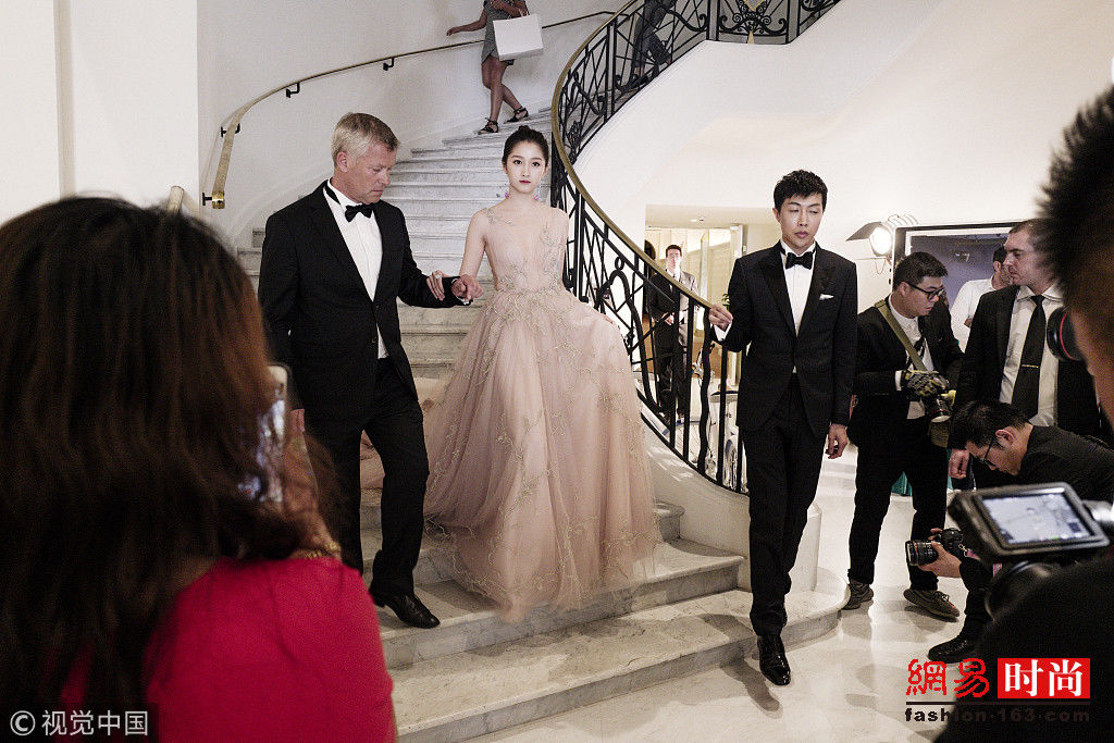 也是醉了 关晓彤深V透视长裙里面穿打底