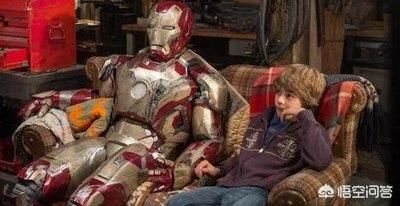 《复仇者联盟4》最后钢铁侠葬礼上有一年轻人