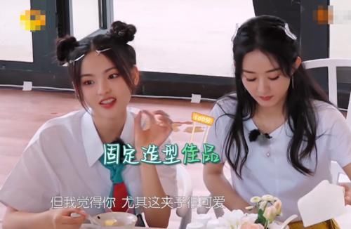 杨超越刘海上戴发夹，黄晓明夸可爱，看到王俊凯对她笑，我羡慕了