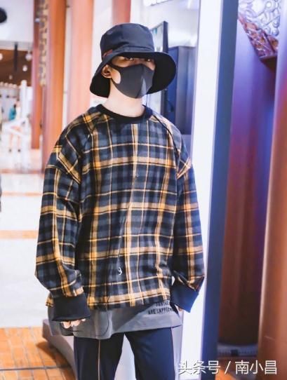 易烊千玺微博晒出一张合照,竟意外撞脸范丞丞