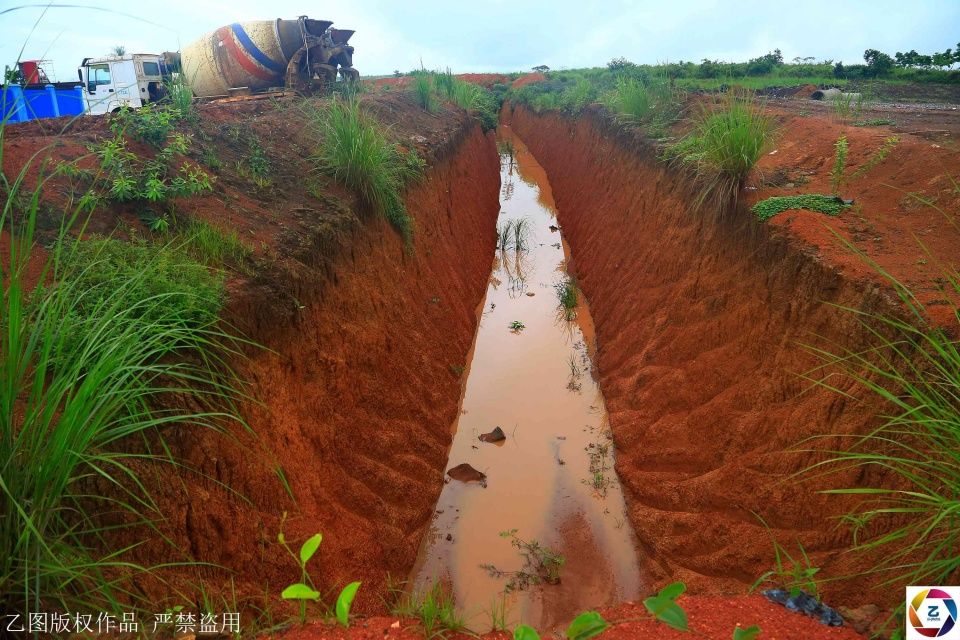 非洲中国工地密布地雷，工人称自己每天犹如上战场