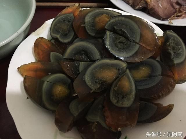 大姨妈家拜年,她却端了一大盘青菜招待我们,真相让我们感动