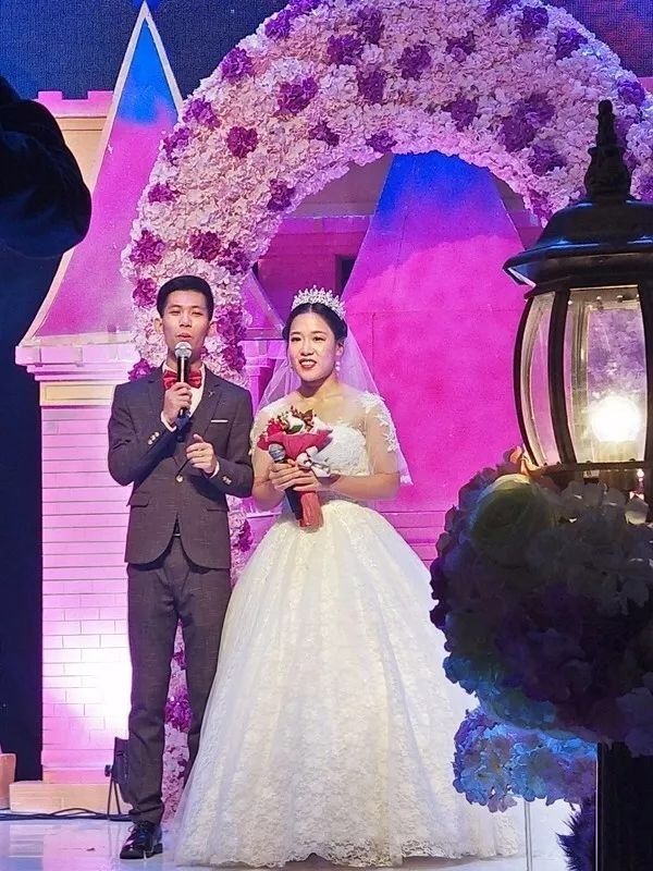 太原一新郎新娘自己给自己主持婚礼大秀才艺