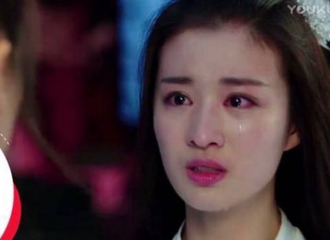 她比刘亦菲小12岁,举手投足连皱眉都像极刘亦