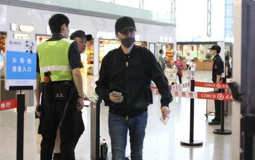 冯绍峰低调现身机场,身材清瘦显头大,赶回家照