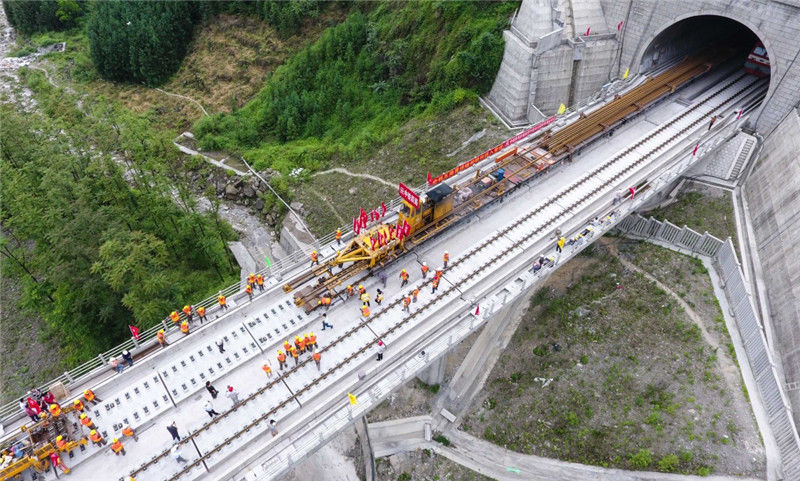 成贵铁路四川段正线铺轨完成