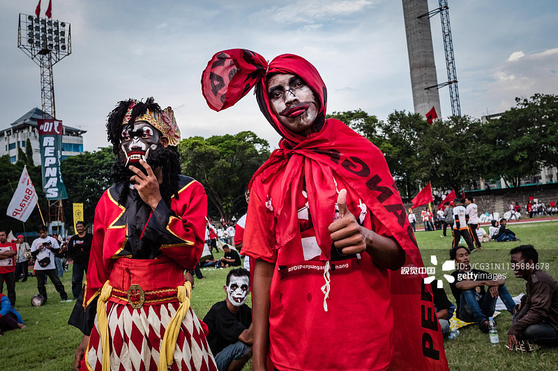 印尼总统维多多举行竞选集会 民众扮小丑参加