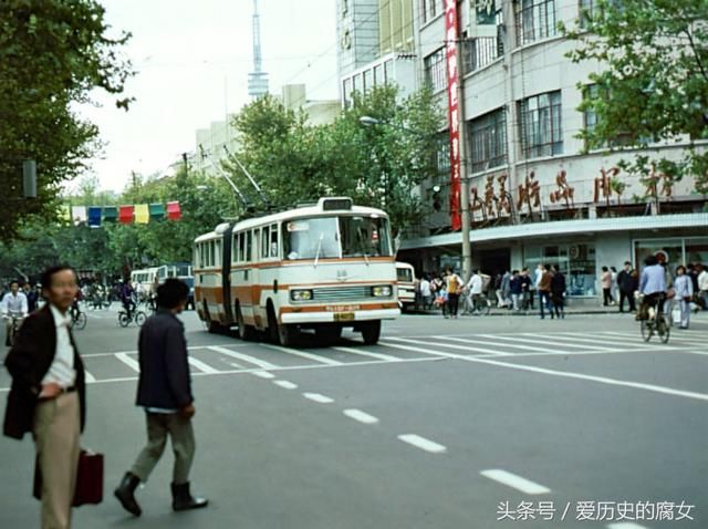 1983年，上海的六大名路，一座火车站，一条苏州河