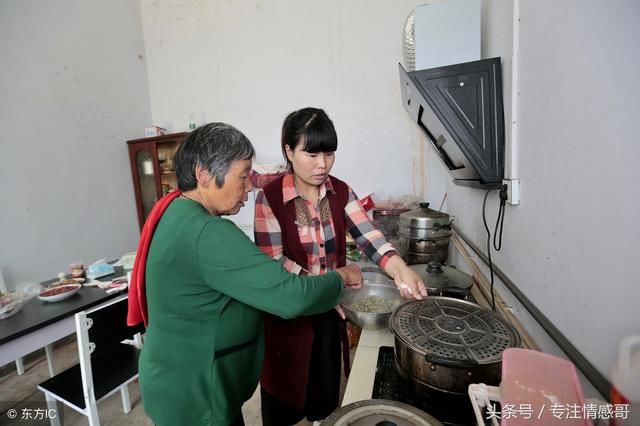 吃饭时看到婆婆碗底的肉，我气得把饭倒进拉圾桶