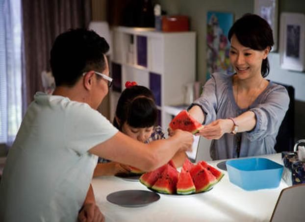 带女儿嫁给二婚丈夫,婆婆带着继子在餐桌上说