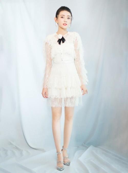 《双世宠妃》的曲小檀,换上蕾丝裙秀美腿,扎丸