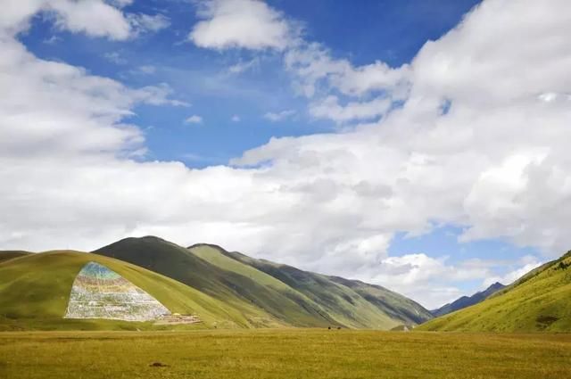 川西草原即将迎来最美季节，G318线的十里杜鹃长廊霸屏贡嘎之春！