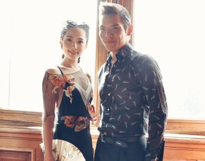 向佐郭碧婷终牵手,向太开心坏了,原来他们早就认识