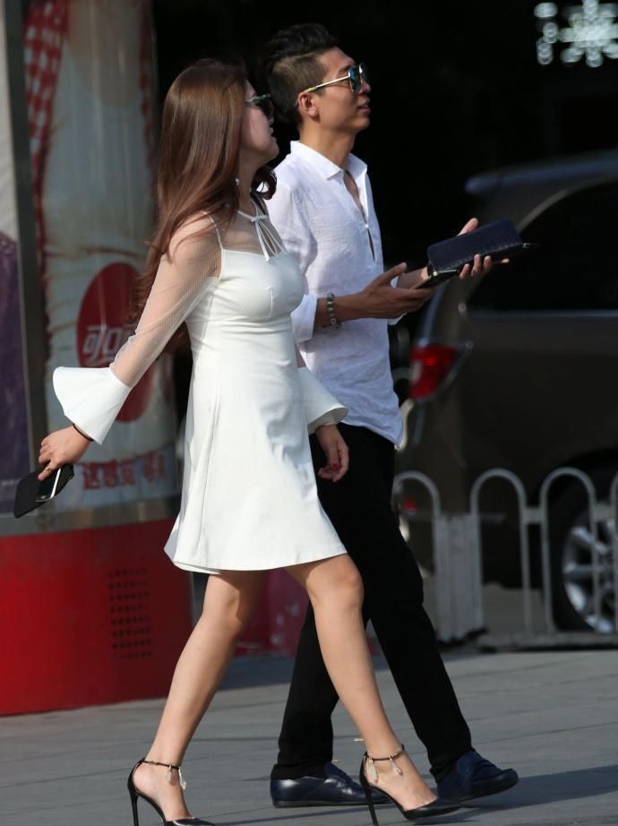 街拍白色连衣裙小阿姨, 三十多岁的女人需要去