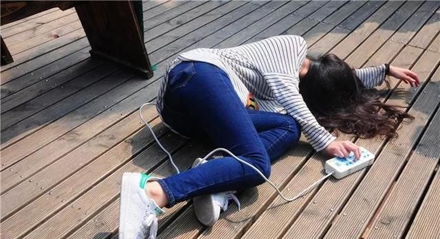 猫狗会被铲屎官的装死骗过吗?实际上只是在配合主人表演罢了