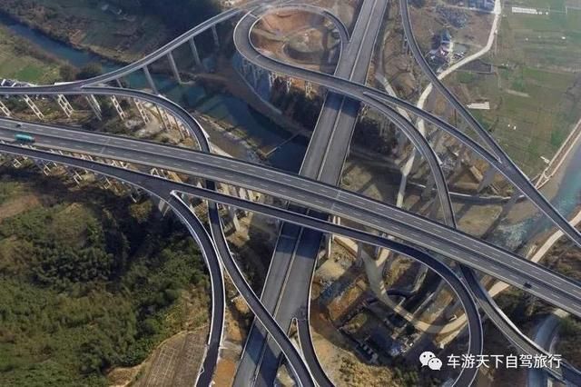 浙赣皖最美公路，一路尽是山青水碧、古村名镇，顺山蜿蜒美不胜收