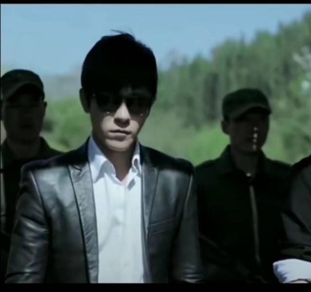亲妈是制片人，干妈是知名导演，有演技有颜值他却平淡存在了20年