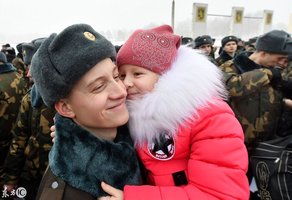 白俄罗斯美女送男友参军吻别点到为止:害怕舌