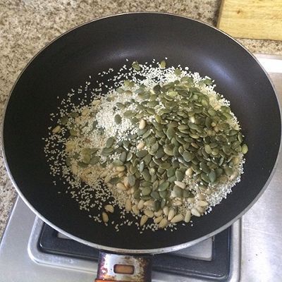 茶香果仁桃山月饼